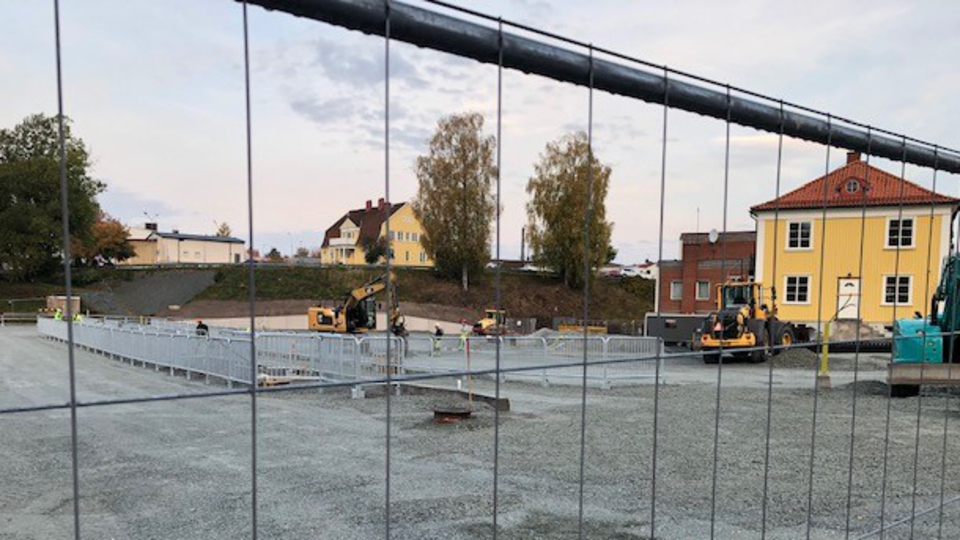 Foto på byggarbetsplatsen vid Bengtsgårdens busshållplats från oktober 2022. 
