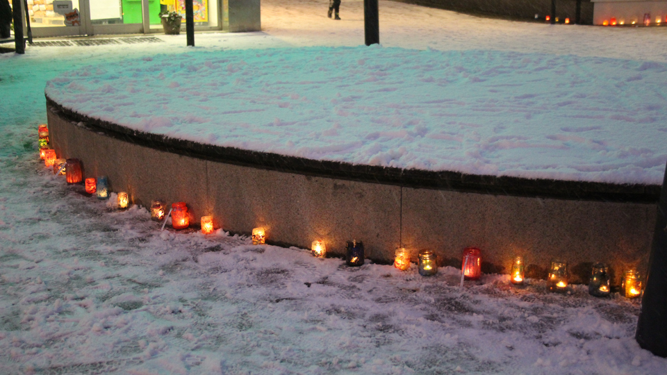 Foto från Nygårdstorget där barnkonventionens dag uppmärksammades. Bilden visar scenen på torget med massor av ljuslyktor placerade runt scenen.