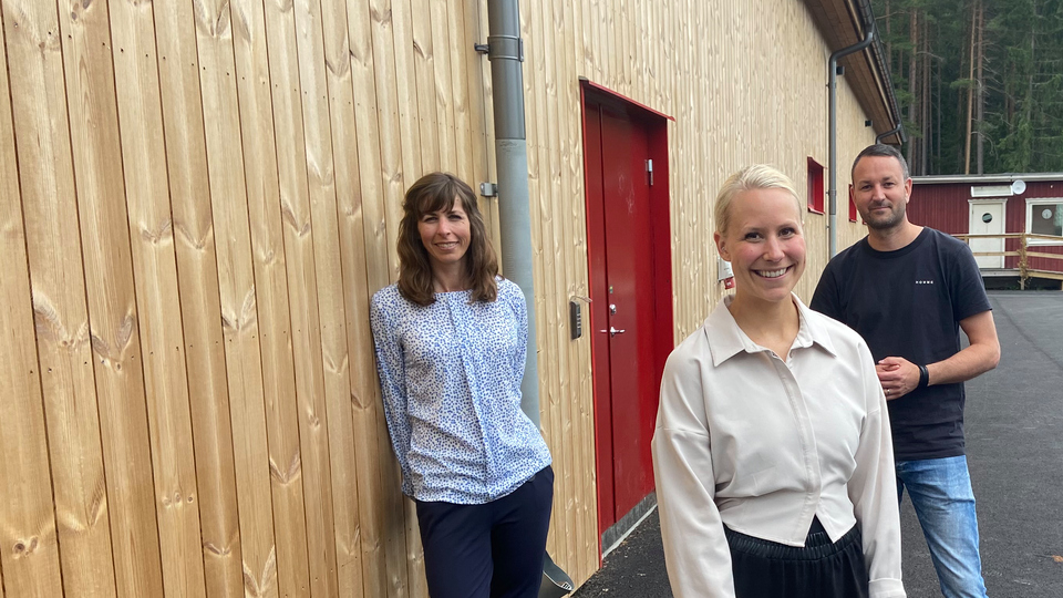 Anna Hjelmberg och Joakim Ekblom flankerar Ellen Ljungqvist som ska utsmycka nya sporthallen vid Ekhagsskolan.