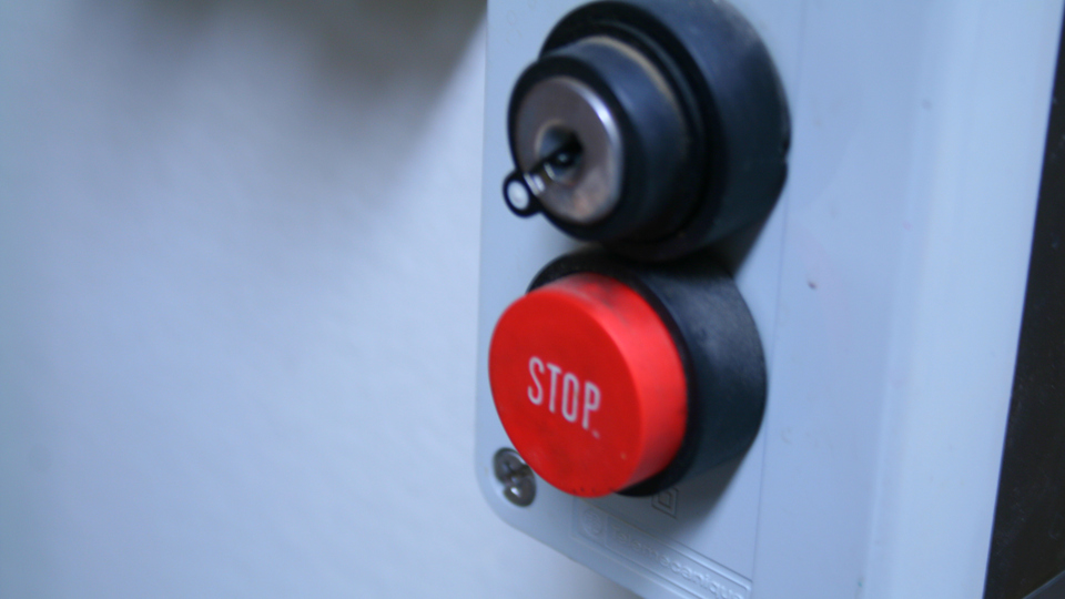 Foto på en strömbrytare med stoppknapp